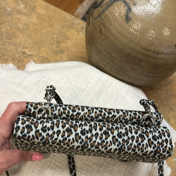 Travelon Leopard Print Crossbody Bag - Picture 6 of 11